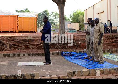 BURKINA FASO , Bobo Dioulasso, Société Burkinabè des Fibres Textiles SOFITEX cotton ginning company unit Bobo III, processing of conventional and gene manipulated Monsanto BT cotton, muslim worker have a prayer to Allah Stock Photo