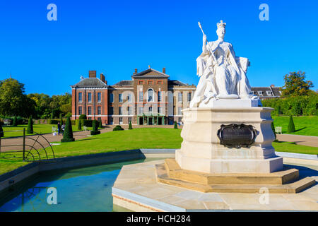 Queen Victoria statue and Kensington Palace in London Stock Photo