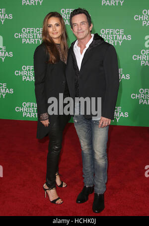 Westwood, California, USA. 7th Dec, 2016. 07 December 2016 - Westwood, California - Jeff Probst, Lisa Ann Russell. ''Office Christmas Party'' Paramount Pictures Los Angeles Premiere held at Regency Village Theatre. Photo Credit: F. Sadou/AdMedia Credit:  F. Sadou/AdMedia/ZUMA Wire/Alamy Live News Stock Photo