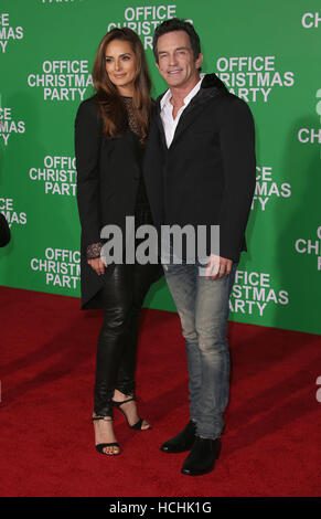 Westwood, California, USA. 7th Dec, 2016. 07 December 2016 - Westwood, California - Jeff Probst, Lisa Ann Russell. ''Office Christmas Party'' Paramount Pictures Los Angeles Premiere held at Regency Village Theatre. Photo Credit: F. Sadou/AdMedia Credit:  F. Sadou/AdMedia/ZUMA Wire/Alamy Live News Stock Photo