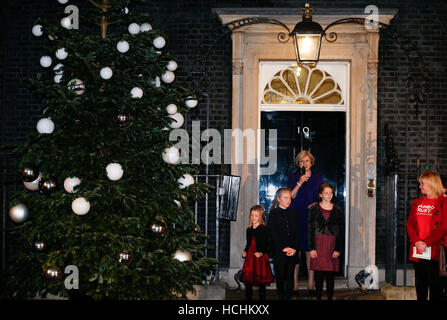 London, UK. 8th Dec, 2016. Charities and a local school choir in London. 8th Dec, 2016. British Prime Minister Theresa May prepares to switch on the Downing Street Christmas tree lights, with children nominated by UK charities and a local school choir in London, Britain on Dec. 8, 2016. Credit:  Han Yan/Xinhua/Alamy Live News Stock Photo