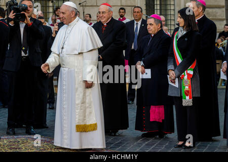 Rome, Italy. 08th December, 2016. Pope Francis attends the Immaculate Conception celebration at Piazza di Spagna (Spanish Steps) in Rome, Italy. Since 1953, the Pope as Bishop of Rome visits the column of the Immaculate Conception in Piazza di Spagna to offer expiatory prayers commemorating the solemn event. It was placed here on September 8th 1857 and commemorates Pope Pius IX’s proclamation of the dogma of the Immaculate Conception which states that Mary is the only human being who was born without original sin. Credit:  Giuseppe Ciccia/Alamy Live News Stock Photo