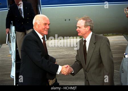 United States Senator John H. Glenn, Jr. (Democrat of Ohio), left, shakes hands with Kennedy Space Center (KSC) Director Roy Bridges shortly after Glenn's arrival at KSC's Shuttle Landing Facility on January 20, 1998 to tour KSC operational areas and to view the launch of STS-89 later this week. Glenn, who made history in 1962 as the first American to orbit the Earth, completing three orbits in a five-hour flight aboard Friendship 7, will fly his second space mission aboard Space Shuttle Discovery this October. Glenn is retiring from the Senate at the end of this year and will be a payload sp Stock Photo