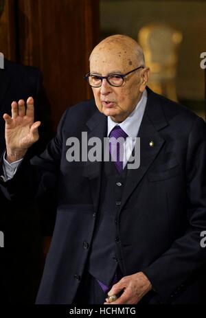 Rome, Italy. 8th Dec, 2016. Italian former President and senator Giorgio Napolitano leaves at the end of the first day of consultations with Italian President Sergio Mattarella at the Quirinale Palace in Rome, Italy, Dec. 8, 2016. Italian Prime Minister Matteo Renzi formally handed in his resignation to Mattarella after the country's 2017 budget was approved in Senate. The resignation now opened the way for the president to launch a round of talks with all party leaders in order to name a new prime minister, and form a transition government. © Jin Yu/Xinhua/Alamy Live News Stock Photo