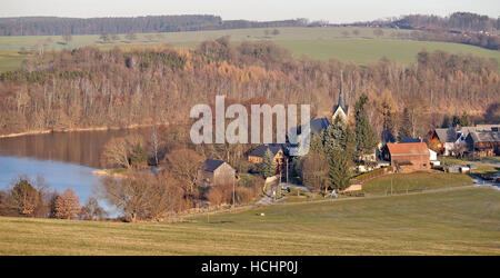 Saxony, Germany. 05th Dec, 2016. A view of the hamlet of Altensalz on the bank of the Talsperre Poehl river in Saxony, Germany, 05 December 2016. After a 30-year hiatus the case of the murder of Heike Wunderlich is to be brought before the State Court in Zwickau. © dpa/Alamy Live News Stock Photo