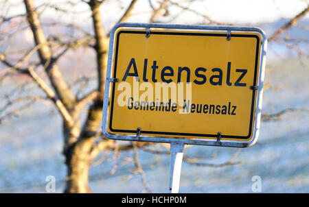 Saxony, Germany. 05th Dec, 2016. A road sign in Altensalz on the bank of the Talsperre Poehl river in Saxony, Germany, 05 December 2016. After a 30-year hiatus the case of the murder of Heike Wunderlich is to be brought before the State Court in Zwickau. © dpa/Alamy Live News Stock Photo