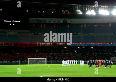 Silence. 8th Dec, 2016. Moment of Silence, DECEMBER 8, 2016 - Football/Soccer : Fans, players and officials observe a minutes silence for the victims of the plane crash involving the Brazilian club Chapecoense prior to the 2016 FIFA Club World Cup Play-off for Quater Final match between Kashima Antlers and Auckland City at International Stadium Yokohama in Yokohama, Japan © AFLO/Alamy Live News Stock Photo