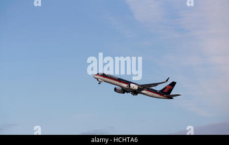 New York, New York, USA. 08th Dec, 2016. United States President-elect Donald Trump's plane, a Boeing 757-200, departs from LaGuardia Airport en route to Ohio for an event in New York, New York, USA, 08 December 2016. Credit: Justin Lane/Pool via CNP - NO WIRE SERVICE - Photo: Justin Lane/Consolidated/dpa/Alamy Live News Stock Photo