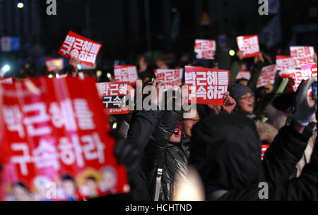 Seoul, South Korea. 9th Dec, 2016. South Korean people carry small banners reading 'Arresting president Park Geun-Hye ' during the rally against President Park Geun-Hye on the Gwanghwamun square. Credit:  Min Won-Ki/ZUMA Wire/Alamy Live News Stock Photo