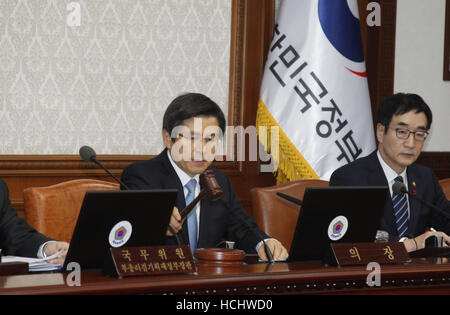 Seoul, South Korea. 9th Dec, 2016. South Korean Prime Minister Hwang Kyo-ahn (L) holds the first cabinet meeting after he became acting president in Seoul, South Korea, Dec. 9, 2016. Credit:  Yao Qilin/Xinhua/Alamy Live News Stock Photo