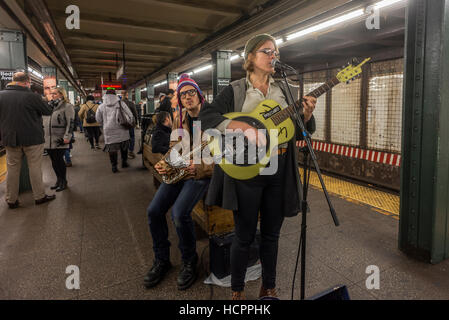 Williamsburg, New York City, USA - Buskers playing music on the L train Stock Photo