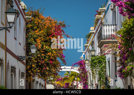 Colourful alley in the harbor area of Puerto de Mogan, a small fishing port in Gran Canaria, Canary Islands, Spain Stock Photo