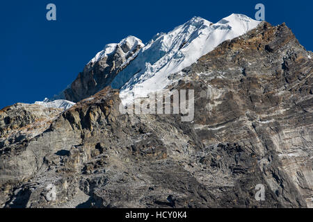 Climbers make their way to the summit of Lobuche, a 6119m peak in the Khumbu (Everest) Region, Nepal Stock Photo