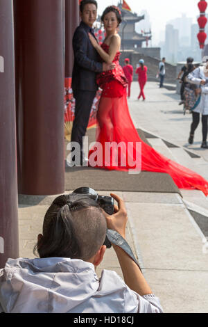 Chinese couple posing for wedding photo on Xian city walls, Shaanxi, China Stock Photo