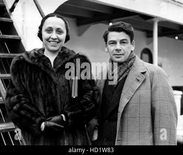 Paul Muni, wife, Bella Finkel, aboard the S.S. Manhattan, New York ...