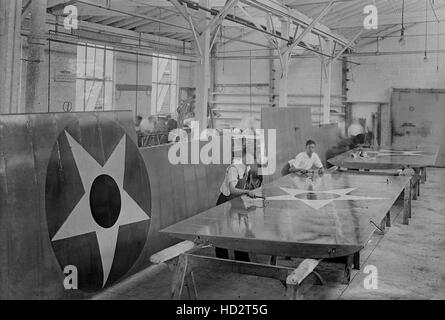 Workers Assembling Airplane Wings during World War I, Lowe, Willard & Fowler Engineering Company, College Point, Queens, New York, USA, Bain News Service, August 1917 Stock Photo