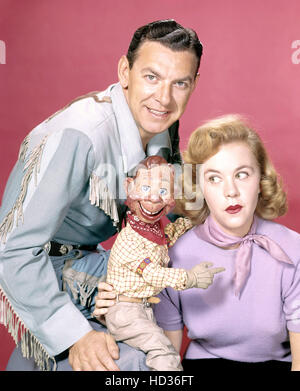 the-howdy-doody-show-buffalo-bob-smith-with-the-peanut-gallery-1947