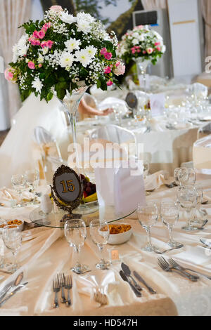 Centrotavola elegante  Wedding centerpieces, Wedding flowers, Wedding  decorations