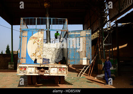 BURKINA FASO , Bobo Dioulasso, Société Burkinabè des Fibres Textiles SOFITEX cotton ginning company unit Bobo I, processing of conventional and gene manipulated Monsanto BT cotton / SOFITEX, Fabrik fuer Baumwollentkernung Werk Bobo I, Verarbeitung von konventioneller und genmanipulierter Monsanto Baumwolle, Anlieferung der Baumwolle Stock Photo