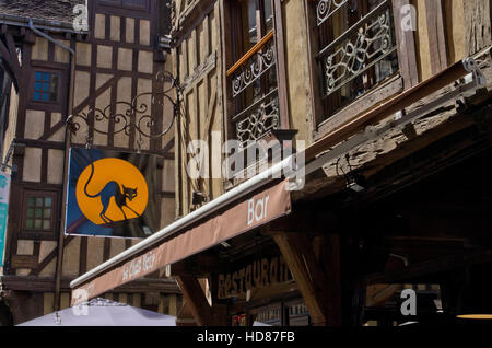 Le Chat Noir The Black Cat Neon Lighting In A Restaurant At Angouleme France Stock Photo Alamy