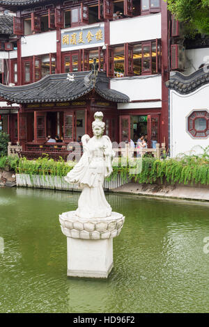 Pond in the Yu Yuan Gardens, Shanghai old city, China Stock Photo