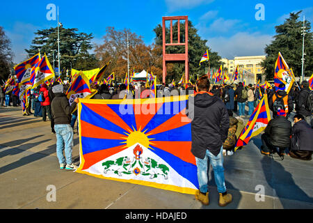 Geneva, Switzerland. 10 December 2016. On the occasion of the Human Rights Day 2016 and in commemoration of the 27th anniversary of the conferment of the Nobel Peace Prize to the Dalai Lama, members of the Tibetan Community in Switzerland and Liechtenstein gather on 10 December 2016 in Geneva, Switzerland, on the Place des Nations in front of the United Nations European headquarters for a protest rally against human rights violations in Tibet, Geneva, Switzerland. Credit: GFC Collection/Alamy Live News Stock Photo