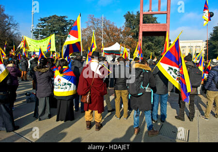 Geneva, Switzerland. 10 December 2016. On the occasion of the Human Rights Day 2016 and in commemoration of the 27th anniversary of the conferment of the Nobel Peace Prize to the Dalai Lama, members of the Tibetan Community in Switzerland and Liechtenstein gather on 10 December 2016 in Geneva, Switzerland, on the Place des Nations in front of the United Nations European headquarters for a protest rally against human rights violations in Tibet, Geneva, Switzerland. Credit: GFC Collection/Alamy Live News Stock Photo