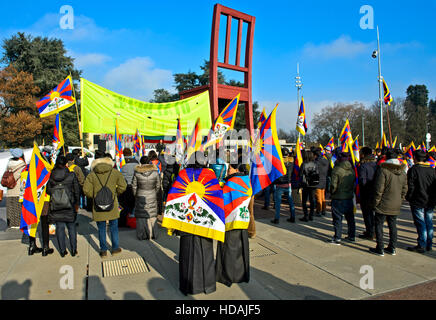 Geneva, Switzerland. 10 December 2016. On the occasion of the Human Rights Day 2016 and in commemoration of the 27th anniversary of the conferment of the Nobel Peace Prize to the Dalai Lama, members of the Tibetan Community in Switzerland and Liechtenstein gather on 10 December 2016 in Geneva, Switzerland, on the Place des Nations in front of the United Nations European headquarters for a protest rally against human rights violations in Tibet, Geneva, Switzerland Stock Photo