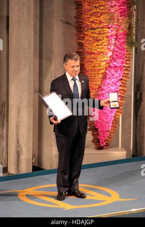 Oslo. 10th Dec, 2016. Colombian President Juan Manuel Santos receives the 2016 Nobel Peace Prize at an awarding ceremony in Oslo, Norway, Dec. 10, 2016, for his efforts to bring his country's five-decade-long civil war to an end. Credit:  Zhang Shuhui/Xinhua/Alamy Live News Stock Photo