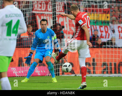 Munich, Germany. 10th Dec, 2016. Bayern's Arjen Robben (R) shoots during a German Bundesliga soccer match between Bayern Munich and VfL Wolfsburg, in Munich, Germany, Dec. 10, 2016. Bayern Munich won 5-0. © Philippe Ruiz/Xinhua/Alamy Live News Stock Photo