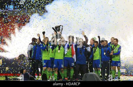 Toronto, Canada. 10th Dec, 2016. Members of Seattle Sounders FC celebrate during the awarding ceremony of the 2016 Major League Soccer(MLS) Cup final in Toronto, Canada, Dec. 10, 2016. Seattle Sounders FC won 5-4 and claimed the title. © Zou Zheng/Xinhua/Alamy Live News Stock Photo