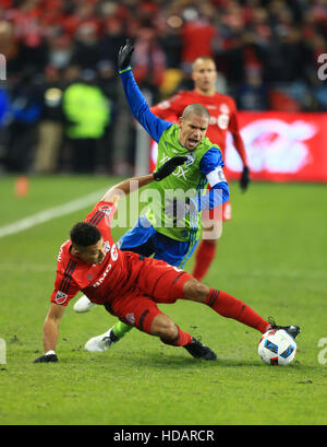 Toronto, Canada. 10th Dec, 2016. Osvaldo Alonso (C) of Seattle Sounders FC vies with Drew Moor of Toronto FC during their 2016 Major League Soccer (MLS) Cup final in Toronto, Canada, Dec. 10, 2016. Seattle Sounders FC won 5-4 and claimed the title. © Zou Zheng/Xinhua/Alamy Live News Stock Photo