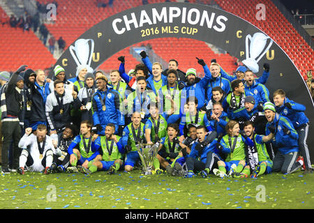 Toronto, Canada. 10th Dec, 2016. Memebers of Seattle Sounders FC celebrate during the awarding ceremony of the 2016 Major League Soccer(MLS) Cup in Toronto, Canada, Dec. 10, 2016. Seattle Sounders FC won 5-4 and claimed the title. © Zou Zheng/Xinhua/Alamy Live News Stock Photo