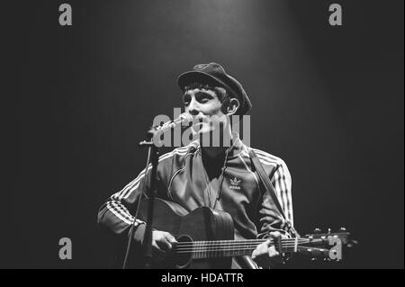 Glasgow, UK. 10th Dec, 2016. Glasgow singer-songwriter Gerry Cinnamon supporting Ocean Colour Scene at The Hydro © Tony Clerkson/Alamy Live News Stock Photo