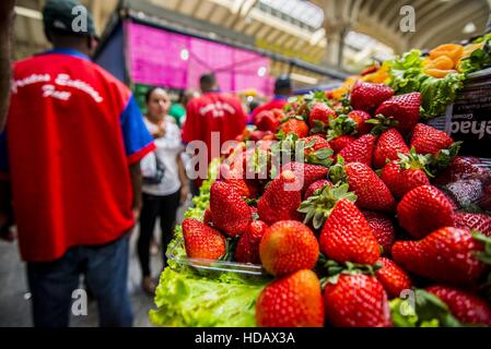 December 11, 2016 - SÃ£O Paulo, SÃ£o Paulo, Brazil - SAO PAULO SP, SlP 11/12/2016 MOVEMENT MUNICIPAL MERCADÃƒO: Movement in the SÃ£o Paulo Municipal Market (MercadÃ£o) for the purchase of ingredients in the morning of this Sunday (11), in the central region of SÃ£o Paulo (SP). In addition to the items of hortifruti, butcher, fishmonger and emporium (national and imported) gathered in a single space, also has restaurants and snack bars that offer chips with the city's face. © Cris Faga/ZUMA Wire/Alamy Live News Stock Photo