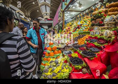 December 11, 2016 - SÃ£O Paulo, SÃ£o Paulo, Brazil - SAO PAULO SP, SlP 11/12/2016 MOVEMENT MUNICIPAL MERCADÃƒO: Movement in the SÃ£o Paulo Municipal Market (MercadÃ£o) for the purchase of ingredients in the morning of this Sunday (11), in the central region of SÃ£o Paulo (SP). In addition to the items of hortifruti, butcher, fishmonger and emporium (national and imported) gathered in a single space, also has restaurants and snack bars that offer chips with the city's face. © Cris Faga/ZUMA Wire/Alamy Live News Stock Photo