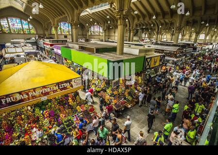 December 11, 2016 - SÃ£O Paulo, SÃ£o Paulo, Brazil - SAO PAULO SP, SlP 11/12/2016 MOVEMENT MUNICIPAL MERCADÃƒO: Movement in the SÃ£o Paulo Municipal Market (MercadÃ£o) for the purchase of ingredients in the morning of this Sunday (11), in the central region of SÃ£o Paulo (SP). In addition to the items of hortifruti, butcher, fishmonger and emporium (national and imported) gathered in a single space, also has restaurants and snack bars that offer chips with the city's face. © Cris Faga/ZUMA Wire/Alamy Live News Stock Photo