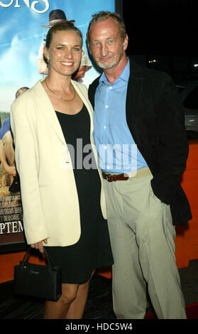 FBS08 20030918 LOS ANGELES, UNITED STATES :  Actor Robert Englund, right, and his wife, Nancy,  pose during the movie premiere 'Secondhand Lions' in Los Angeles,  on  Thursday, 18, September 2003. The film was produced by New Line Cinema and Stars Robert Duvall, Michael Caine and Haley Joel Osment.  Photo by Francis Specker Stock Photo