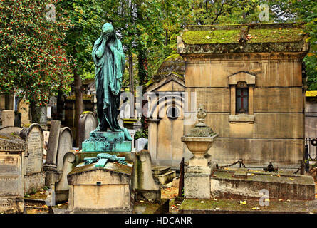 Walking around the Père Lachaise cemetery, the biggest and most 'famous' cemetery of Paris, France. Stock Photo