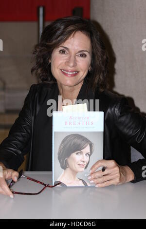 Elizabeth Vargas signs copies of her new book 'Between Breaths'  Featuring: Elizabeth Vargas Where: Philadelphia, Pennsylvania, United States When: 14 Sep 2016 Stock Photo