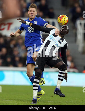 Birmingham City's Michael Morrison (left) battles for the ball with Newcastle United's Mohamed Diame during the Sky Bet Championship match at St James' Park, Newcastle. PRESS ASSOCIATION Photo. Picture date: Saturday December 10, 2016. See PA story SOCCER Newcastle. Photo credit should read: Scott Heppell/PA Wire. RESTRICTIONS: EDITORIAL USE ONLY No use with unauthorised audio, video, data, fixture lists, club/league logos or 'live' services. Online in-match use limited to 75 images, no video emulation. No use in betting, games or single club/league/player publications. Stock Photo