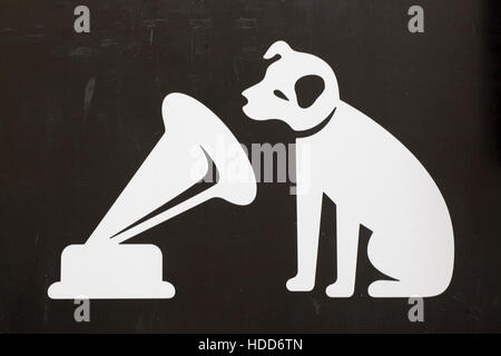 'His Master's Voice' Dog Listening to a wind-up gramophone Stock Photo