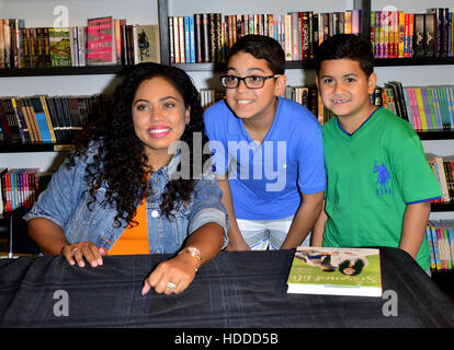 Ayesha Curry signing copies of her first cookbook 'The Seasoned Life: Food, Family, Faith, and the Joy of Eating Well' at Books & Books, Bal Harbour Shops in Miami Beach, Florida.  Featuring: Ayesha Curry Where: Miami Beach, Florida, United States When: 0 Stock Photo