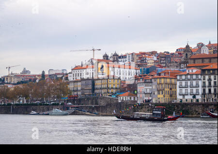 Sandeman Rabelo port boat and the Ribeira and old town seen from  Vila Nova de Gaia, River Douro, Porto, Portugal Stock Photo