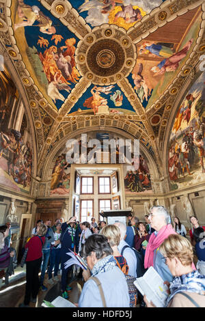 VATICAN, ITALY - NOVEMBER 2, 2016: Visitors in Stanza di Eliodoro (Room of Heliodorus) decorated by Raphael's frescoes in Raphael Rooms (Stanze di Raf Stock Photo