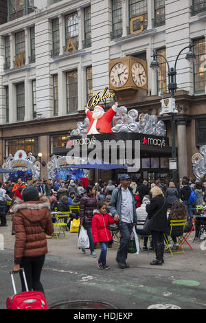 Santa Claus in Macy&#39;s Thanksgiving Day Parade in New York City, on Stock Photo - Alamy