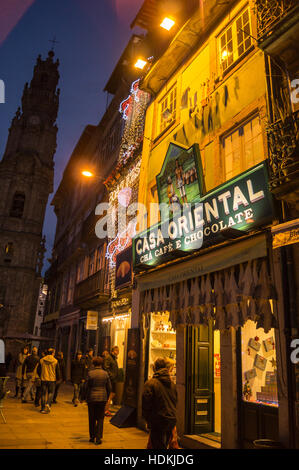 'Café Oriental' tea, coffee and chocolate shop, Rua dos Clérigos, Porto (Oporto), Portugal at night Stock Photo