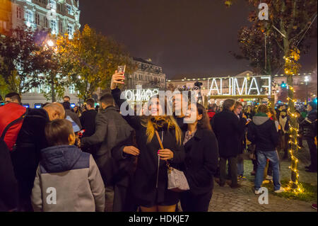 Christmas tree and lights with a family taking a selfie photograph, Avenida dos Aliados and Praça da Liberdade, Porto, Portugal Stock Photo