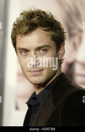 Jude Law At The Premiere Of The Film, 'Closer' At Mann Village Theatre ...