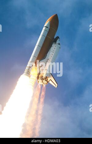 NASA Space Shuttle Atlantis launches from the Kennedy Space Center Launch Pad 39A to begin its STS-129 mission to the International Space station November 16, 2009 in Merritt Island, Florida. Stock Photo